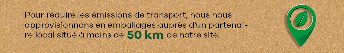 Icône de localisation verte avec feuille et texte : emballage expédié provenant d’un partenaire à moins de 50 km pour réduire 