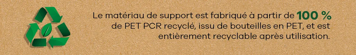 Symbole de recyclage avec feuille et texte : matériau support en PCR PET 100 % recyclé, entièrement valorisable.