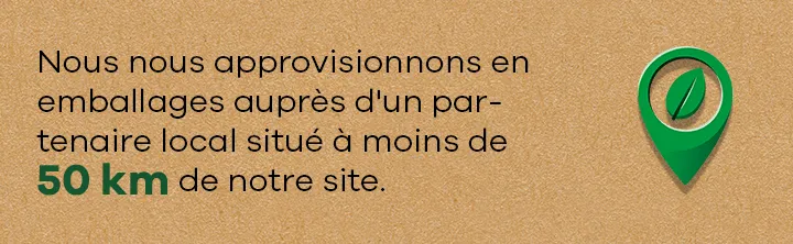 Icône de localisation verte avec feuille et texte : emballage expédié provenant d’un partenaire à moins de 50 km pour réduire 