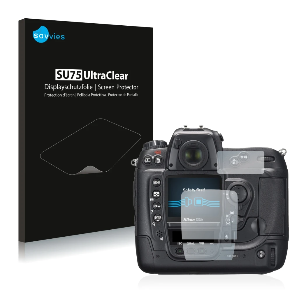 Face avant d’un emballage produit avec le logo de la marque Savvies. À côté, l’appareil Nikon D2X est représenté avec la prote