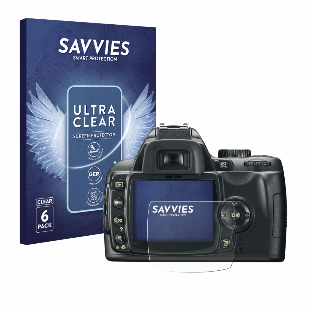 Face avant d’un emballage produit avec le logo de la marque Savvies. À côté, l’appareil Nikon D60 est représenté avec la prote