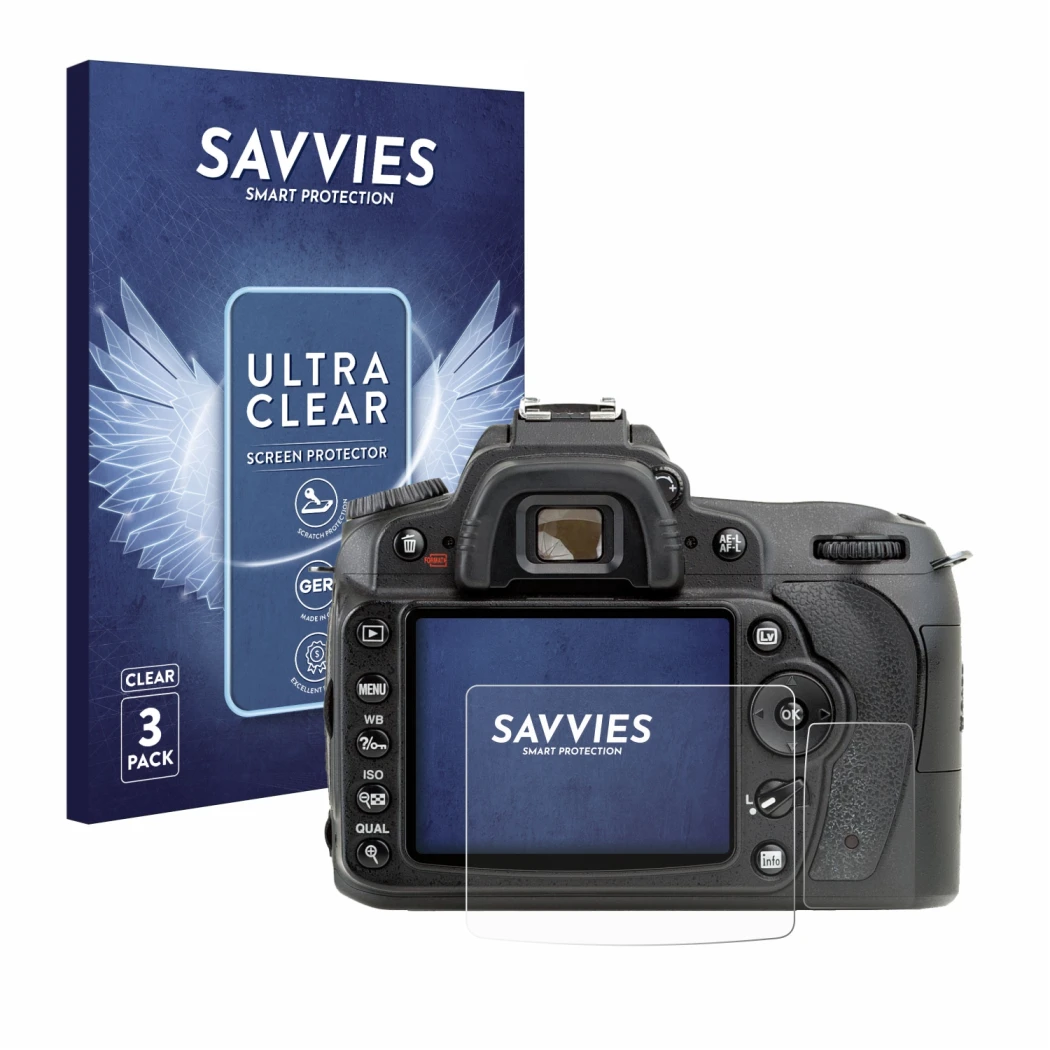 Face avant d’un emballage produit avec le logo de la marque Savvies. À côté, l’appareil Nikon D90 est représenté avec la prote
