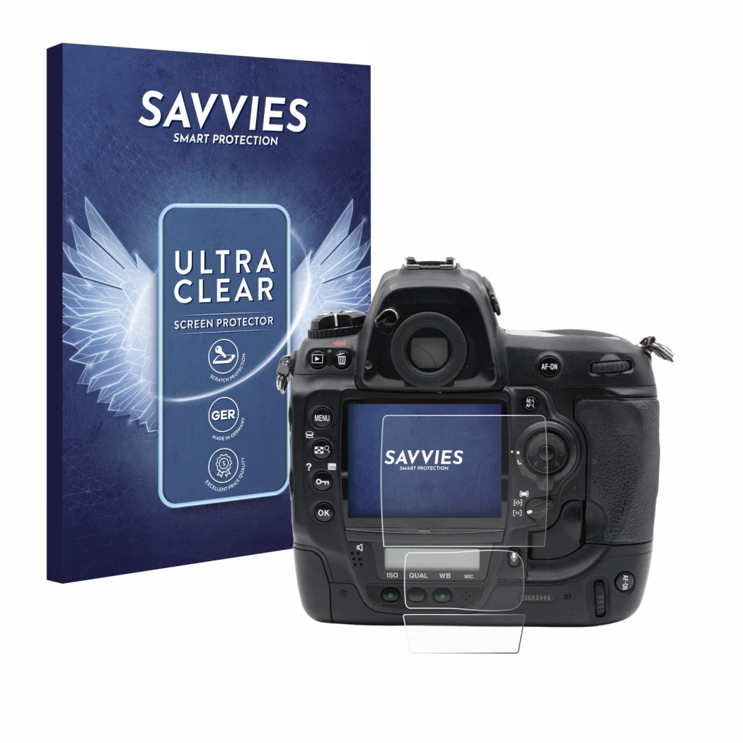 Face avant d’un emballage produit avec le logo de la marque Savvies. À côté, l’appareil Nikon D3x est représenté avec la prote