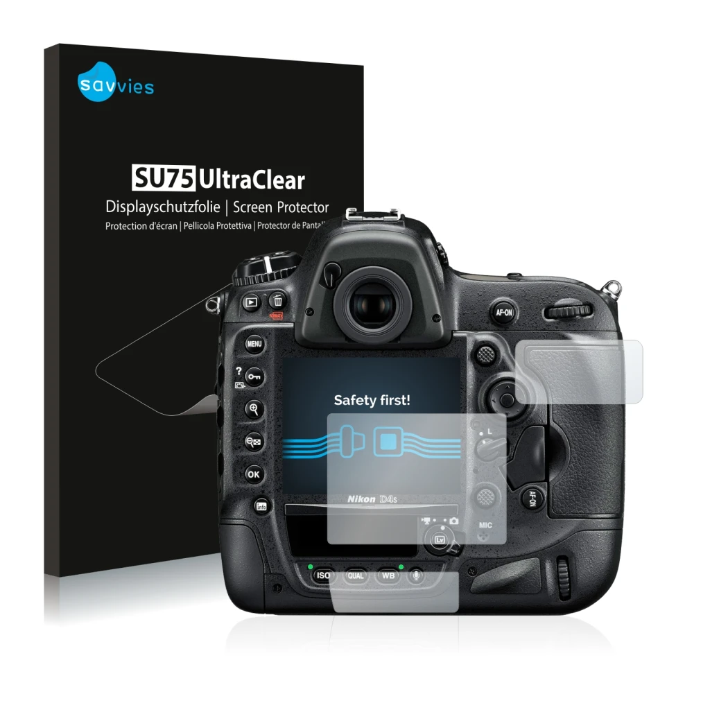 Face avant d’un emballage produit avec le logo de la marque Savvies. À côté, l’appareil Nikon D4S est représenté avec la prote
