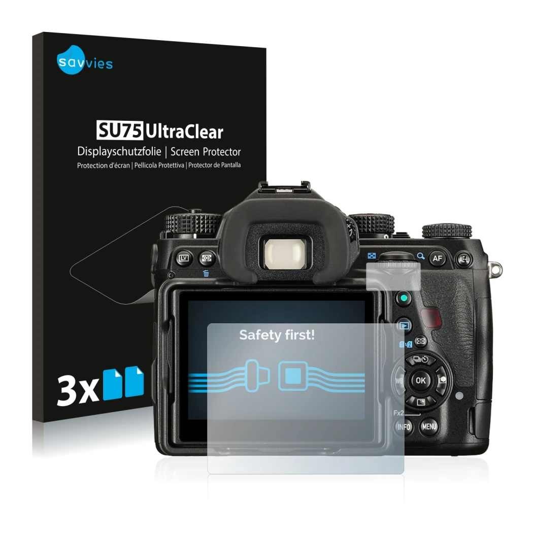 Face avant d’un emballage produit avec le logo de la marque Savvies. À côté, l’appareil Pentax K-1 Mark II est représenté avec