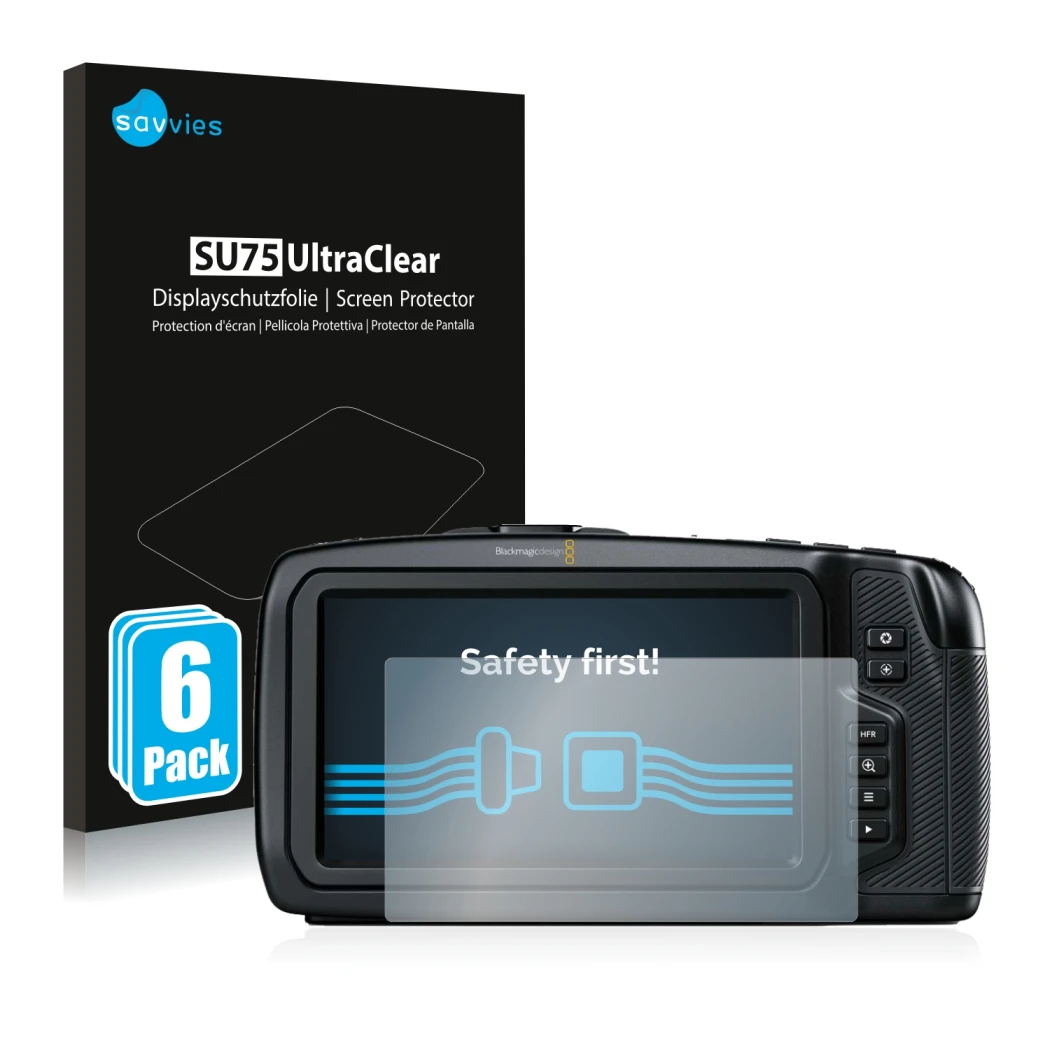 Face avant d’un emballage produit avec le logo de la marque Savvies. À côté, l’appareil Blackmagic Pocket Cinema Camera 4K est