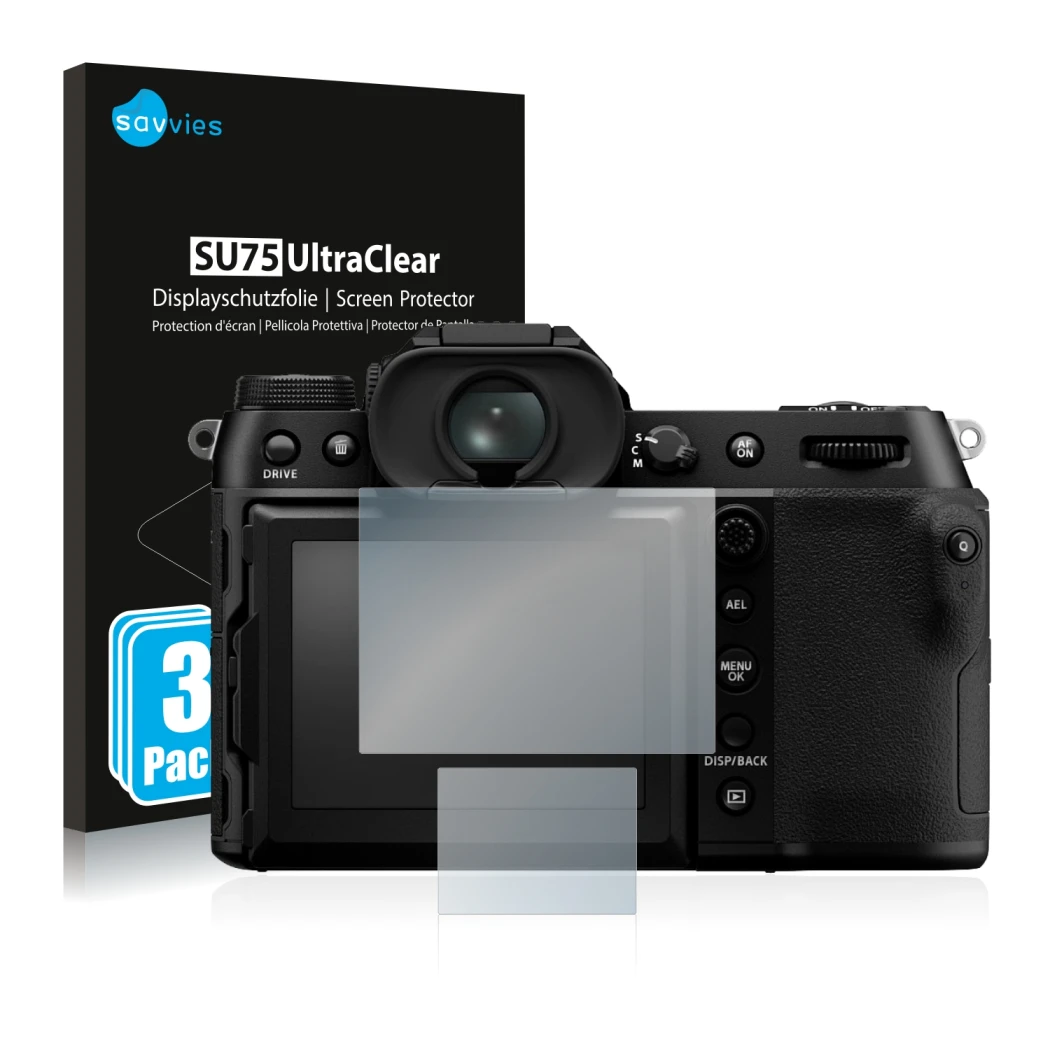 Face avant d’un emballage produit avec le logo de la marque Savvies. À côté, l’appareil Fujifilm GFX100S est représenté avec l