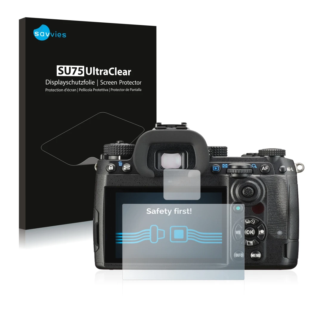 Face avant d’un emballage produit avec le logo de la marque Savvies. À côté, l’appareil Pentax K-3 Mark III est représenté ave