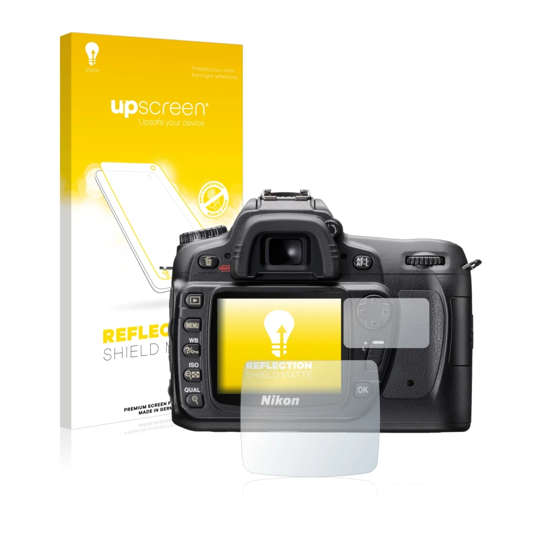 Face avant d’un emballage produit avec le logo de la marque upscreen. À côté, l’appareil Nikon D80 est représenté avec la prot