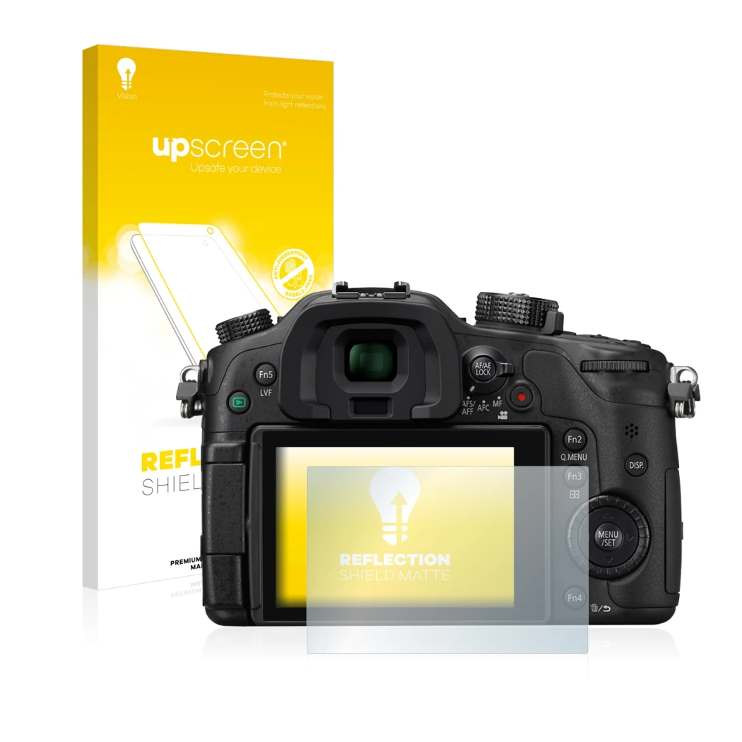 Face avant d’un emballage produit avec le logo de la marque upscreen. À côté, l’appareil Panasonic Lumix DMC-GH4 est représent