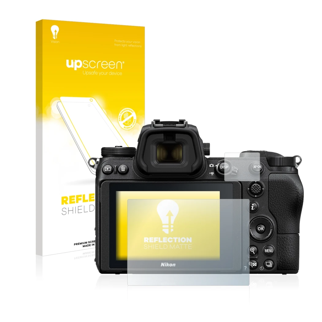 Face avant d’un emballage produit avec le logo de la marque upscreen. À côté, l’appareil Nikon Z 6 est représenté avec la prot