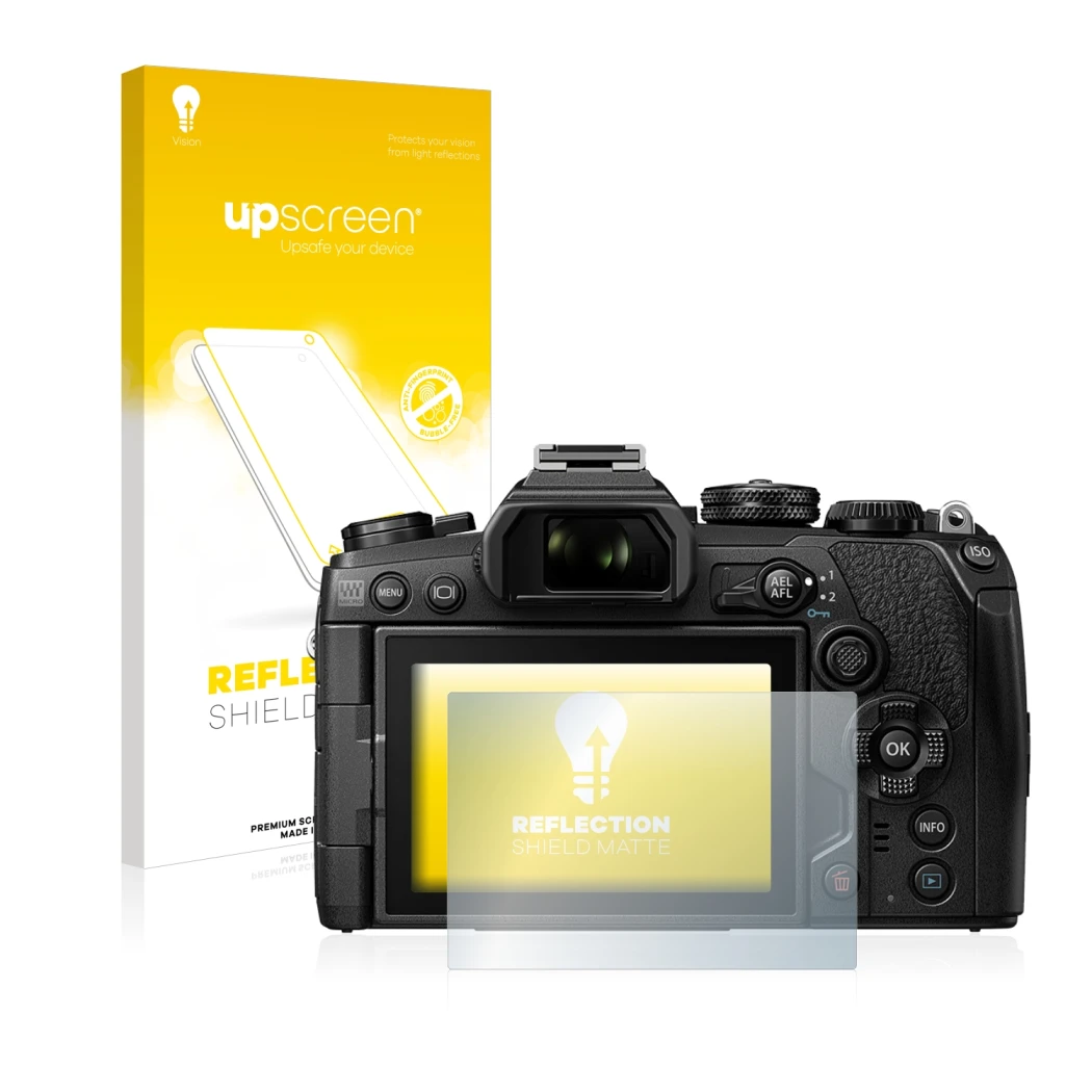 Face avant d’un emballage produit avec le logo de la marque upscreen. À côté, l’appareil Olympus OM-D E-M1 Mark III est représ