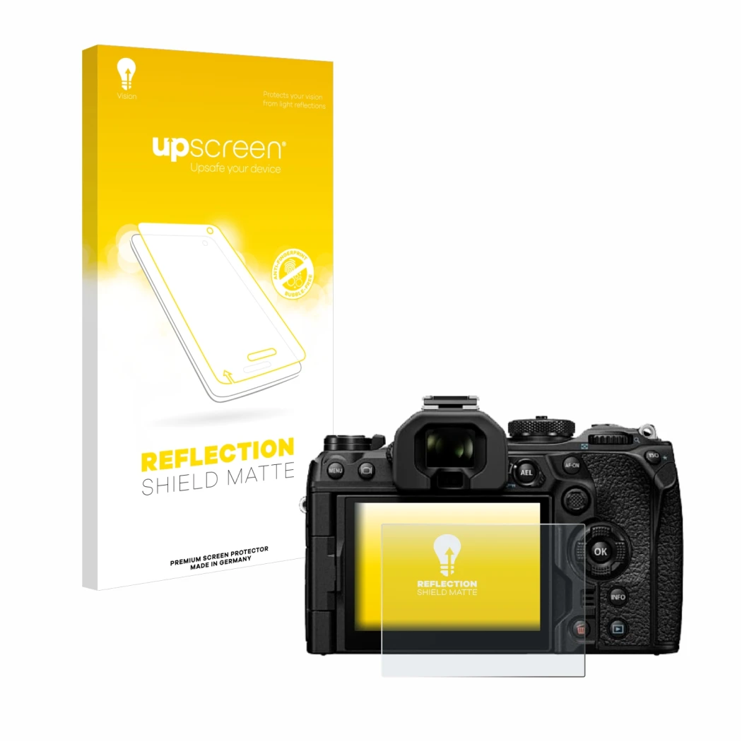 Face avant d’un emballage produit avec le logo de la marque upscreen. À côté, l’appareil Olympus OM System OM-1 Mark II est re