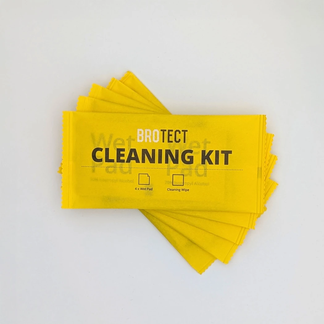 Image de cinq kits de nettoyage emballés avec le titre « Set de nettoyage x5 »