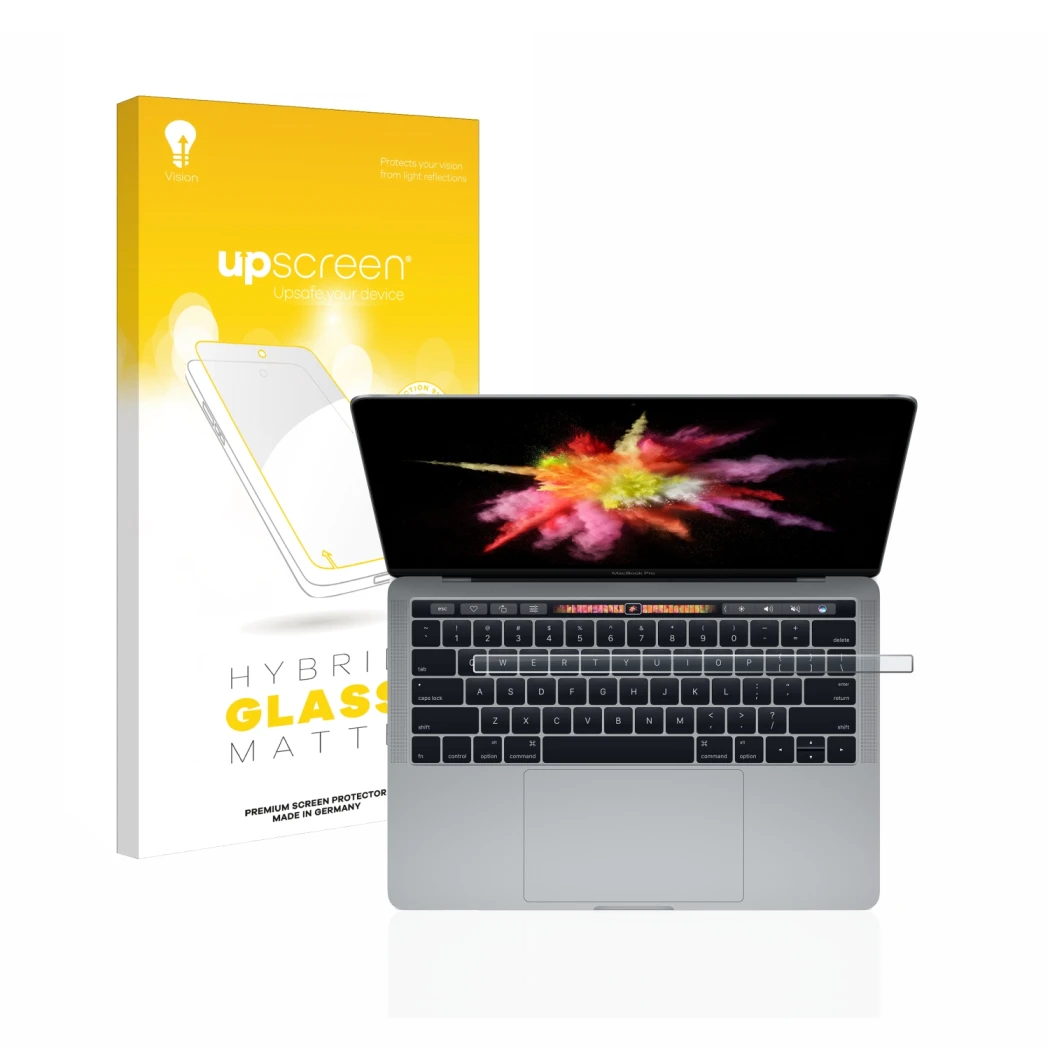 Face avant d’un emballage produit avec le logo de la marque upscreen. À côté, l’appareil Apple MacBook Pro 13