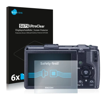 Face avant d’un emballage produit avec le logo de la marque Savvies. À côté, l’appareil Ricoh GR Digital III (2009-2011) est r