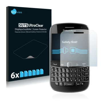 Face avant d’un emballage produit avec le logo de la marque Savvies. À côté, l’appareil RIM BlackBerry Bold Touch 9900 est rep