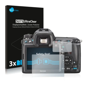 Face avant d’un emballage produit avec le logo de la marque Savvies. À côté, l’appareil Pentax K3, K-3 est représenté avec la 