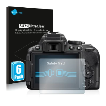 Face avant d’un emballage produit avec le logo de la marque Savvies. À côté, l’appareil Nikon D5300 est représenté avec la pro