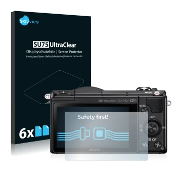 Face avant d’un emballage produit avec le logo de la marque Savvies. À côté, l’appareil Sony Alpha 5000 (DSLR-A5000) est repré