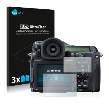 Face avant d’un emballage produit avec le logo de la marque Savvies. À côté, l’appareil Pentax 645Z est représenté avec la pro