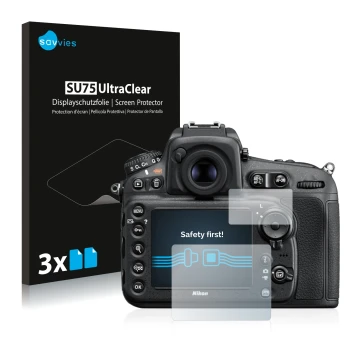 Face avant d’un emballage produit avec le logo de la marque Savvies. À côté, l’appareil Nikon D810 est représenté avec la prot