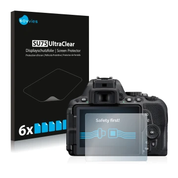 Face avant d’un emballage produit avec le logo de la marque Savvies. À côté, l’appareil Nikon D5500 est représenté avec la pro