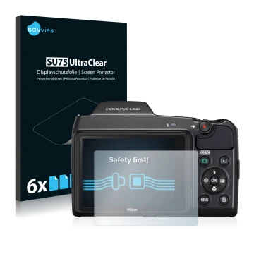 Face avant d’un emballage produit avec le logo de la marque Savvies. À côté, l’appareil Nikon Coolpix L840 est représenté avec