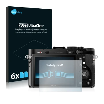 Face avant d’un emballage produit avec le logo de la marque Savvies. À côté, l’appareil Sony Cyber-Shot DSC-RX1R II est représ