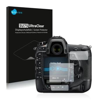 Face avant d’un emballage produit avec le logo de la marque Savvies. À côté, l’appareil Nikon D5 est représenté avec la protec