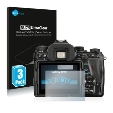 Face avant d’un emballage produit avec le logo de la marque Savvies. À côté, l’appareil Pentax K-1 est représenté avec la prot