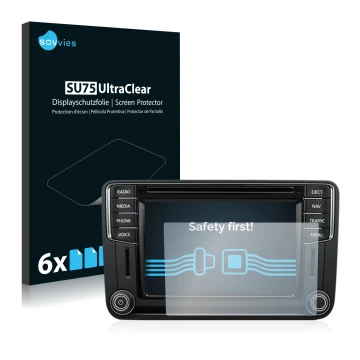 Face avant d’un emballage produit avec le logo de la marque Savvies. À côté, l’appareil Volkswagen T6 2016 Discover Media Plus