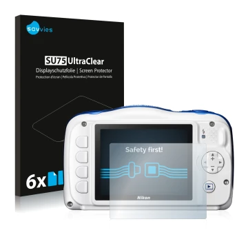 Face avant d’un emballage produit avec le logo de la marque Savvies. À côté, l’appareil Nikon Coolpix W100 est représenté avec