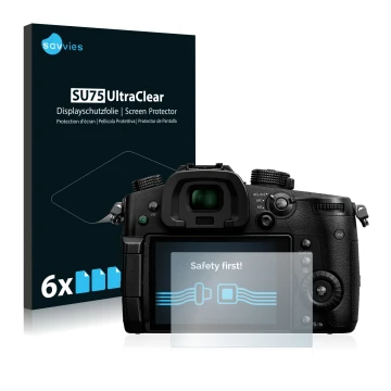 Face avant d’un emballage produit avec le logo de la marque Savvies. À côté, l’appareil Panasonic Lumix DC-GH5 est représenté 