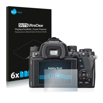 Face avant d’un emballage produit avec le logo de la marque Savvies. À côté, l’appareil Pentax KP est représenté avec la prote