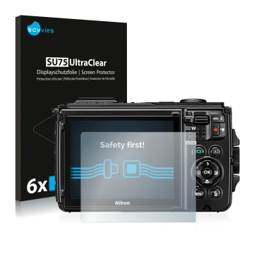 Face avant d’un emballage produit avec le logo de la marque Savvies. À côté, l’appareil Nikon Coolpix W300 est représenté avec
