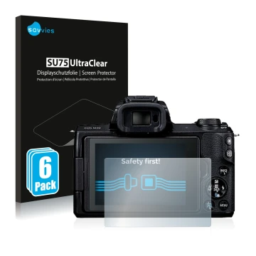 Face avant d’un emballage produit avec le logo de la marque Savvies. À côté, l’appareil Canon EOS M50 est représenté avec la p