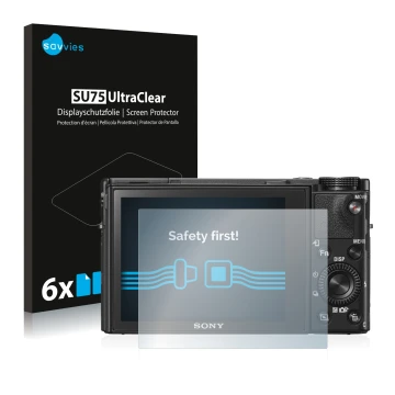 Face avant d’un emballage produit avec le logo de la marque Savvies. À côté, l’appareil Sony Cyber-Shot DSC-RX100 VI est repré
