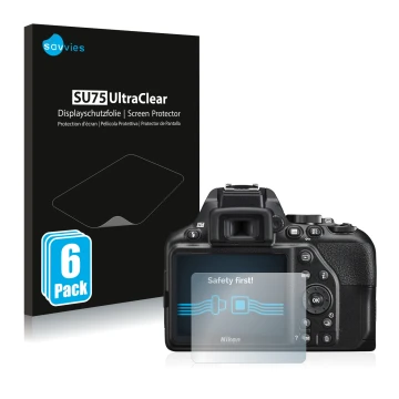Face avant d’un emballage produit avec le logo de la marque Savvies. À côté, l’appareil Nikon D3500 est représenté avec la pro