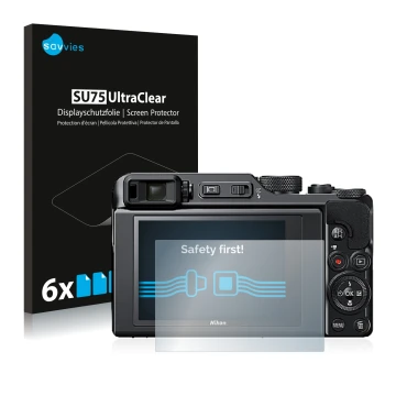 Face avant d’un emballage produit avec le logo de la marque Savvies. À côté, l’appareil Nikon Coolpix A1000 est représenté ave
