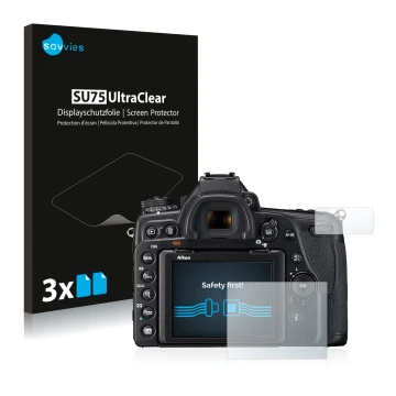 Face avant d’un emballage produit avec le logo de la marque Savvies. À côté, l’appareil Nikon D780 est représenté avec la prot