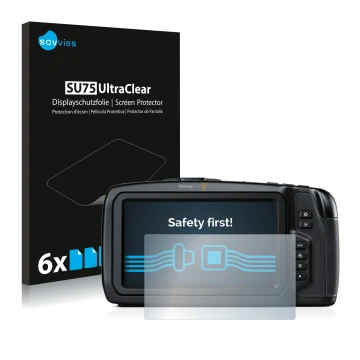 Face avant d’un emballage produit avec le logo de la marque Savvies. À côté, l’appareil Blackmagic Pocket Cinema Camera 6K est