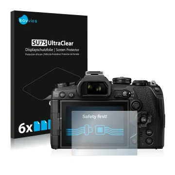 Face avant d’un emballage produit avec le logo de la marque Savvies. À côté, l’appareil Olympus OM-D E-M1 Mark III est représe