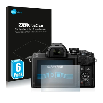 Face avant d’un emballage produit avec le logo de la marque Savvies. À côté, l’appareil Olympus OM-D E-M10 Mark IV est représe