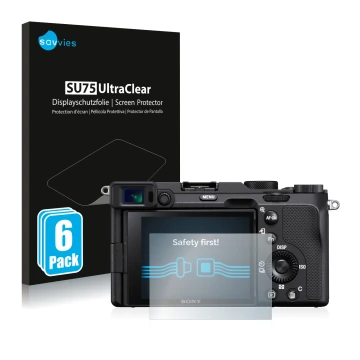 Face avant d’un emballage produit avec le logo de la marque Savvies. À côté, l’appareil Sony A7C est représenté avec la protec