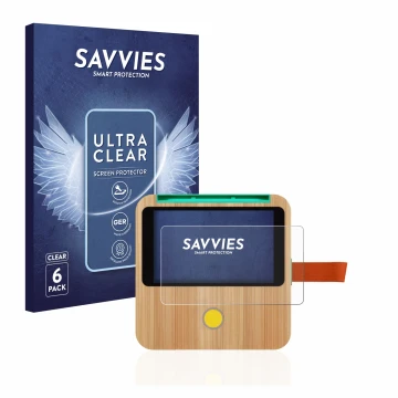 Face avant d’un emballage produit avec le logo de la marque Savvies. À côté, l’appareil tigerbox Touch est représenté avec la 