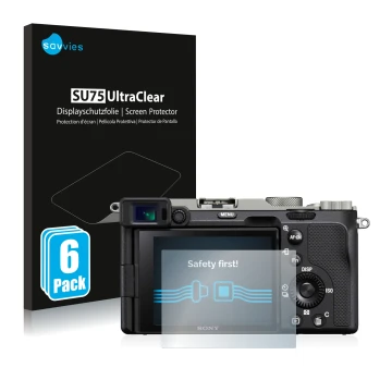 Face avant d’un emballage produit avec le logo de la marque Savvies. À côté, l’appareil Sony Alpha 7C est représenté avec la p