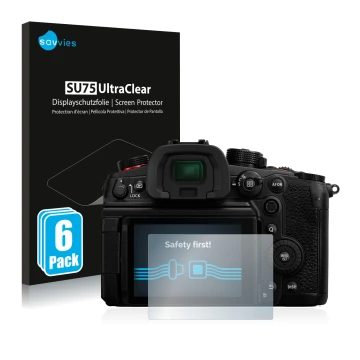Face avant d’un emballage produit avec le logo de la marque Savvies. À côté, l’appareil Panasonic Lumix DC-GH6 est représenté 