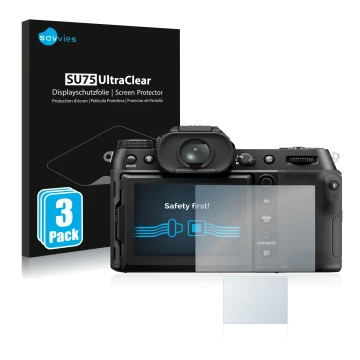 Face avant d’un emballage produit avec le logo de la marque Savvies. À côté, l’appareil Fujifilm GFX50S II est représenté avec