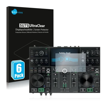 Face avant d’un emballage produit avec le logo de la marque Savvies. À côté, l’appareil Denon DJ Prime Go est représenté avec 